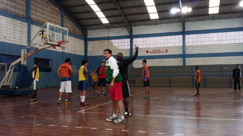 Piovesan orienta os alunos durante a parte prática do Curso de Arbitragem (foto: divulgação)